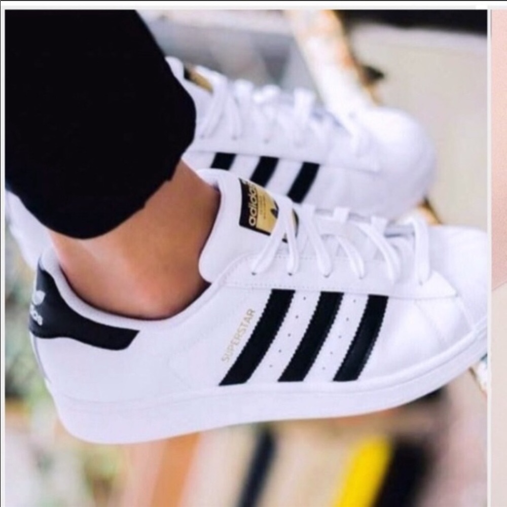 ⭐️5/$25⭐️ Kids Adidas Superstars gym shoe Sz. 2 - Picture 1 of 8